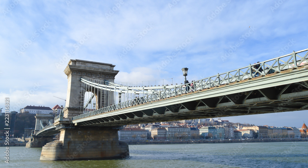 Obraz premium The Szechenyi Chain Bridge over the Danube in Budapest on December 29, 2017.