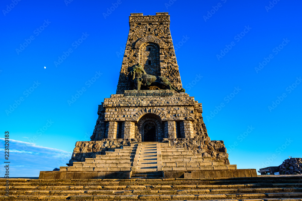 Fototapeta premium Monument commemorating the sacrifice of Russians and Bulgarians who gave their lives for the freedom of Bulgaria in the Russo-Turkish war