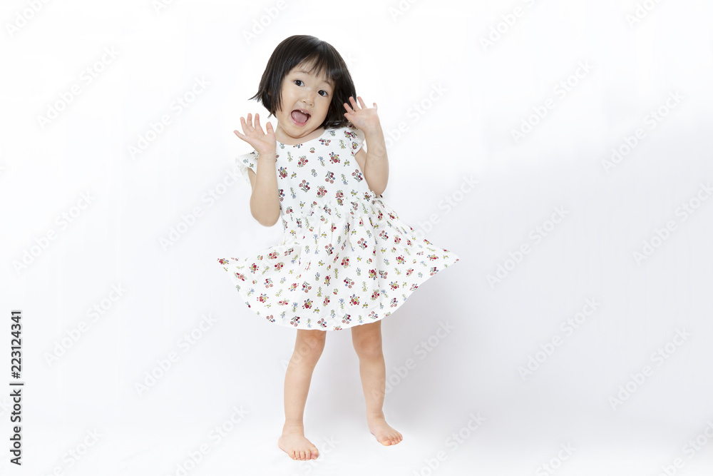 両手を上げ驚いている ワンピースの幼い女の子 驚き ビックリ ショック 喜び 衝撃のポーズ Stock Photo Adobe Stock