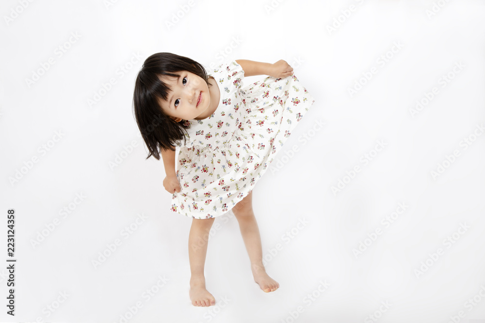 スカートを広げ上を見上げる幼い女の子の俯瞰 挨拶 オシャレ ポーズ 陽気 少女 Stock 写真 Adobe Stock