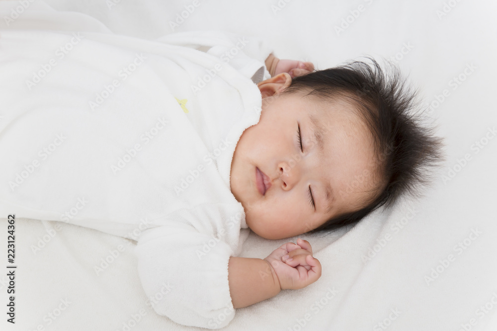白いオーバーオールを着て眠る生後3ヶ月になった新生児 新生児 赤ちゃん 育児 健康のイメージ Foto De Stock Adobe Stock