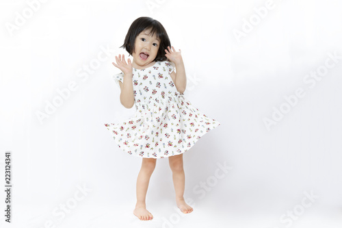 両手を上げ驚いている ワンピースの幼い女の子 驚き ビックリ ショック 喜び 衝撃のポーズ Stock Photo Adobe Stock