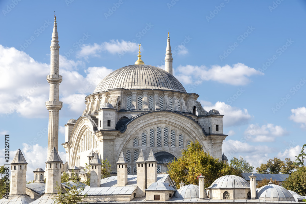 Obraz premium Nuruosmaniye Mosque, Istanbul, Turkey