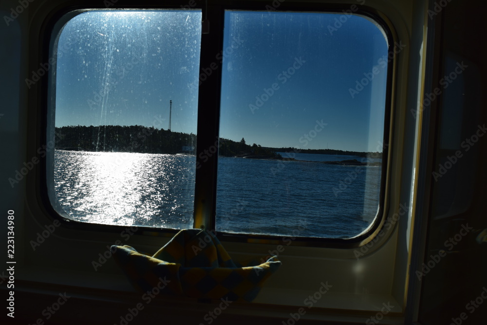 Fototapeta premium Blick aus dem Fenster auf die Schären (Schweden)