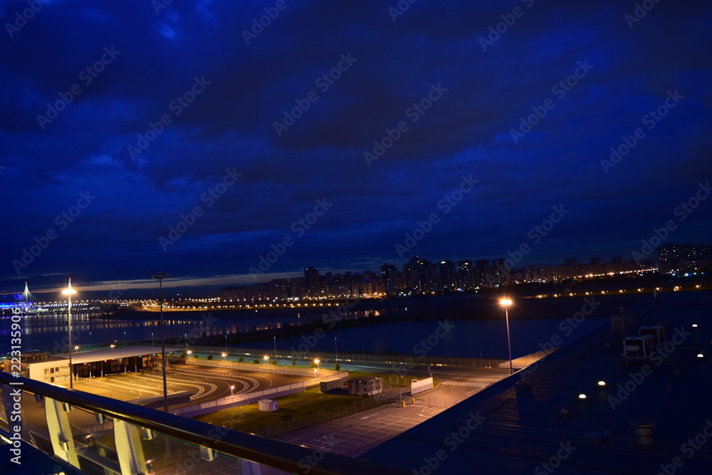 Neuer Hafen Sankt Petersburg bei Nacht 04