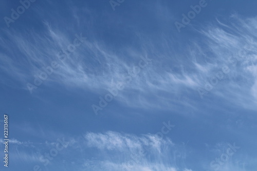 Cielo azzurro con nuvole in Settembre