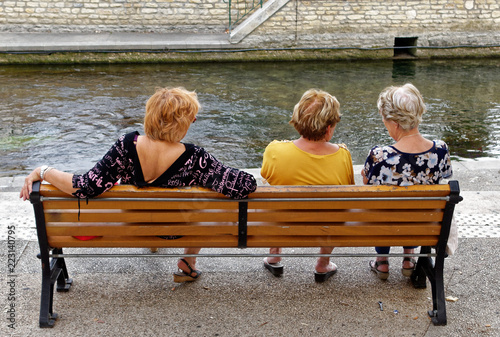 Trois femmes assises sur banc