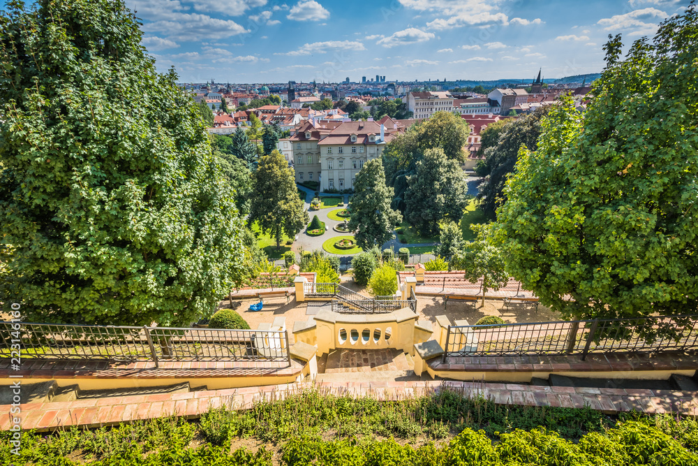 Obraz premium Der Große Fürstenberg-Garten der Prager Burg im Sommer.