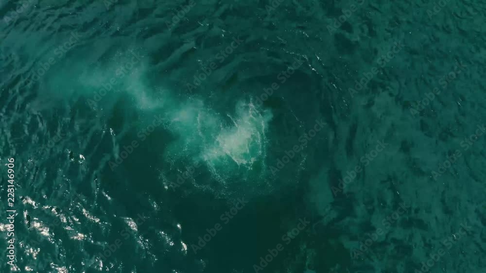 Sprudelnde Bewgung im Wasser des Klöntaler Sees
