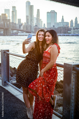 Canvas Print Tourists taking selfie in New York