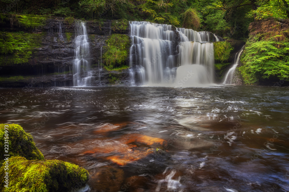 Obraz premium Sgwd Isaf Clun Gwyn, near Panwar, or Sgwd y Pannwr on the lower Clun-Gwyn waterfall on the Mellte river, near Pontneddfechan in South Wales, UK. 
