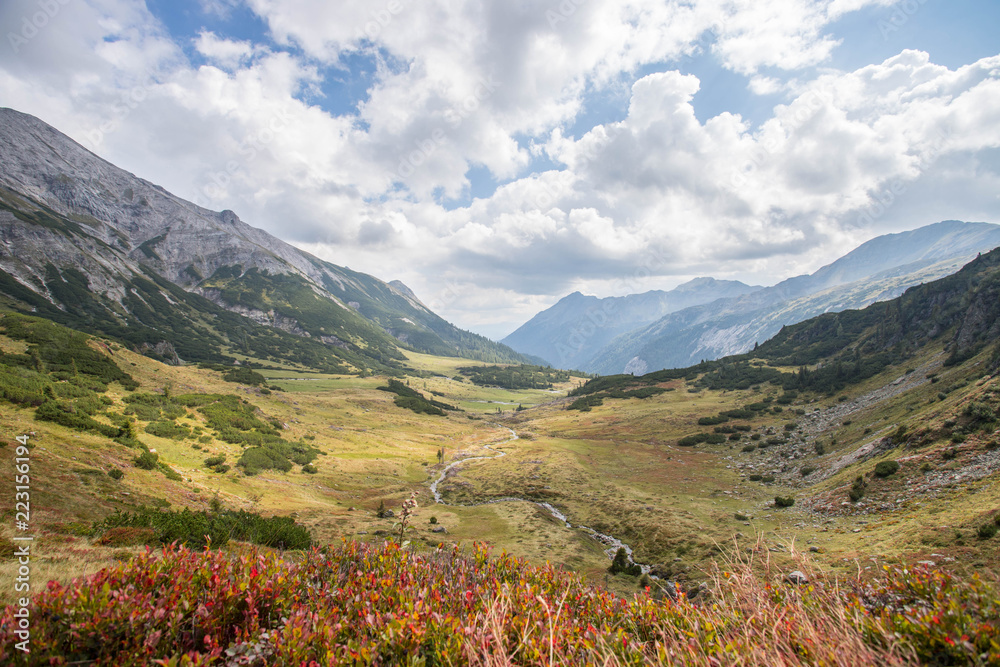 Aussichtspunkt in den Bergen: Alpental umsäumt von Berggipfeln, Lungau