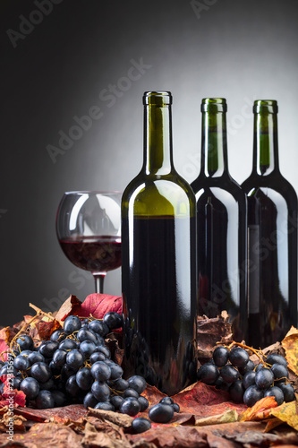 Fototapeta Naklejka Na Ścianę i Meble -  Red wine and grapes .