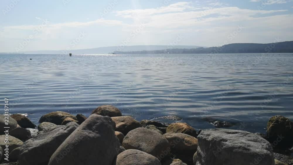 Urlaub am schönen Bodensee Seeufer mit Steinen im Vordergrund Urlaub am schönen Bodensee Seeufer mit Steinen im Vordergrund