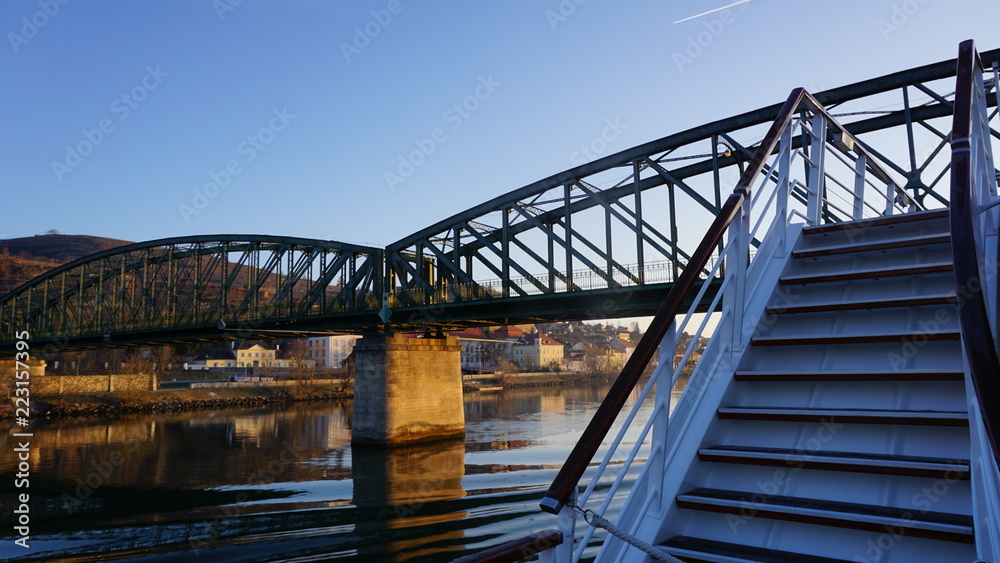 Brücken über der Donau zwischen Krems in der Wachau und Wien im Frühling Brücken über der Donau zwischen Krems in der Wachau und Wien im Frühling