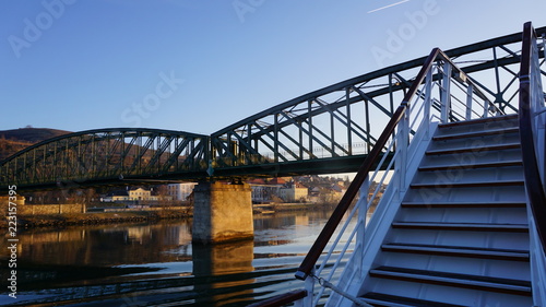 Fototapeta Naklejka Na Ścianę i Meble -  Brücken über der Donau zwischen Krems in der Wachau und Wien im Frühling