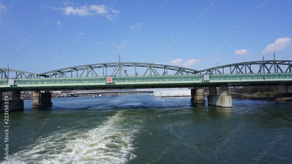 Obraz premium Brücken über der Donau zwischen Krems in der Wachau und Wien im Frühling