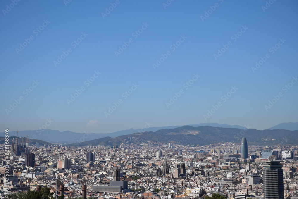 Vista panorámica de Barcelona con cielo despejado