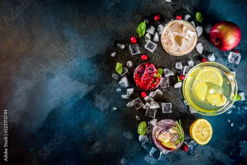 Obraz Różne jesienne zimowe sezonowe koktajle alkoholowe Rozmaryn jabłkowy, wódka żurawinowa, piwo imbirowe, ale Almande Horchata, Kahlua Cacao, ciemnoniebieskie tło