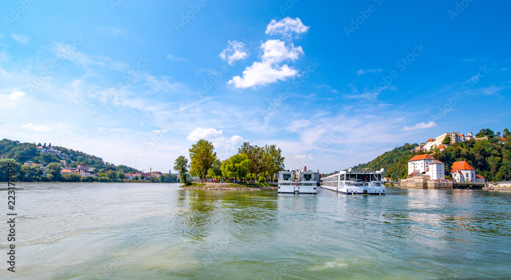 Obraz premium Zusammenfluss von Donau und Inn Passau