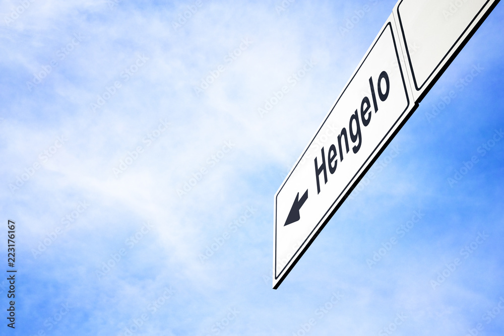 Fototapeta premium Signboard pointing towards Hengelo
