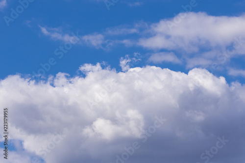 Wolken mit einem Segelflugzeug