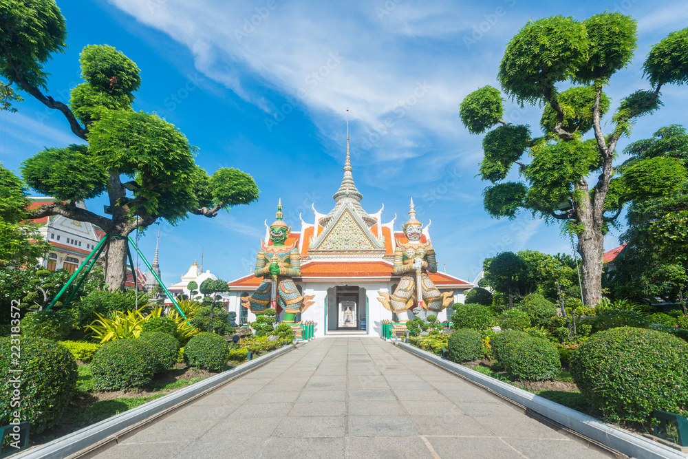 Naklejka premium Wat Arun the beautiful buddhist temple of dawn in Bangkok, Thailand