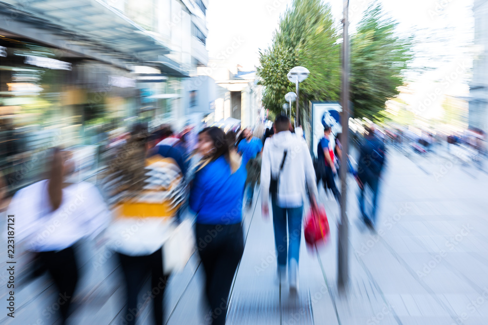 Obraz premium creative zoom picture of shopping people in the city