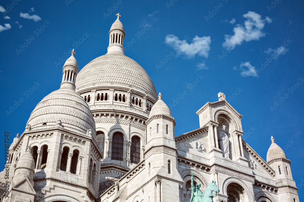 Sacre Coeur in Paris bei schönem Wetter