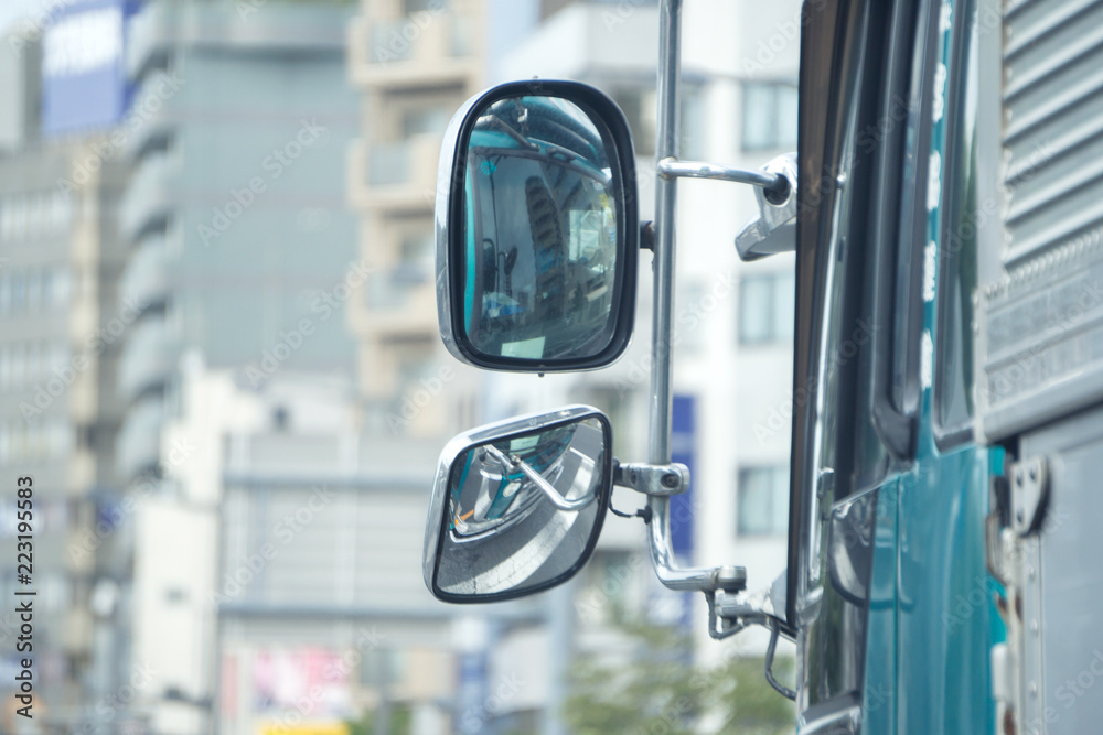 トラックのサイドミラー トラックのサイドミラー