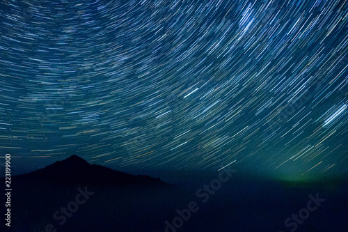 Foto starry sky with mountains in Iceland on long endurance