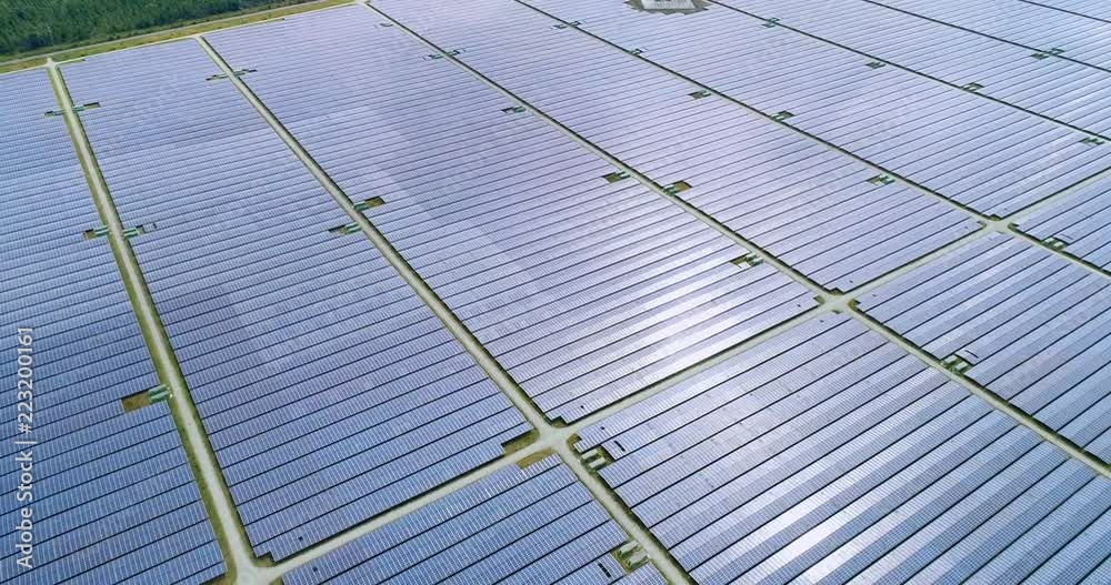 champs de panneaux solaire dans une ferme solaire