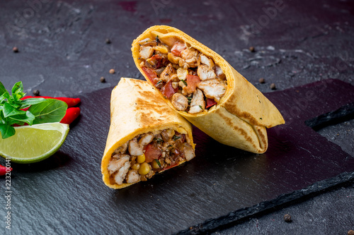 Tableau sur toile Mexican chicken burrito