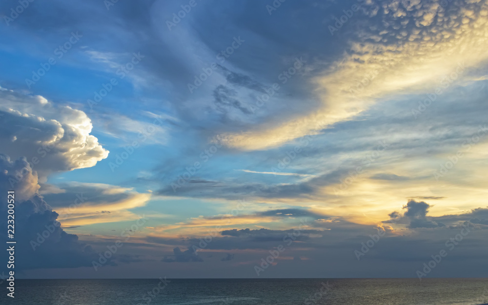 Clouds at dusk over ocean - obrazy, fototapety, plakaty 