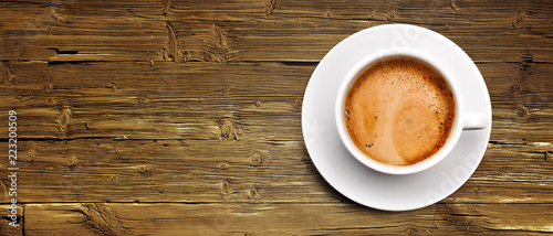 Kaffeetasse auf Holz