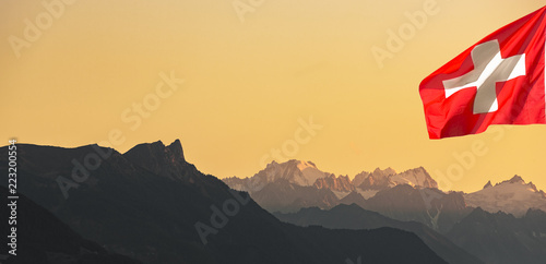 Bergpanorama mit Schweizer Flagge