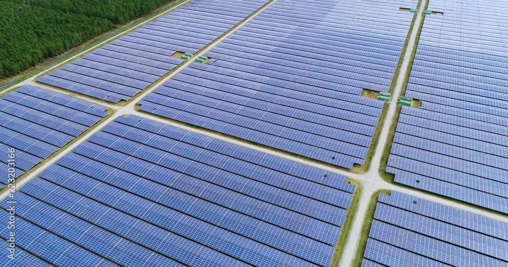 champs de panneaux solaire dans une ferme solaire