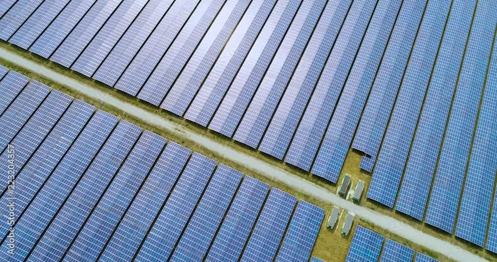 champs de panneaux solaire dans une ferme solaire