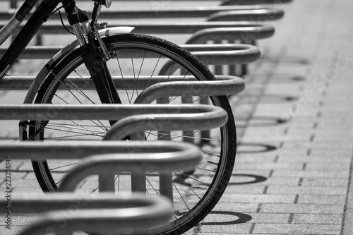 Fahrradabstellplatz in monochrom