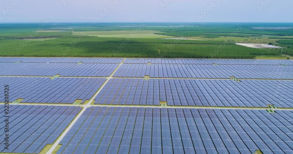 champs de panneaux solaire dans une ferme solaire