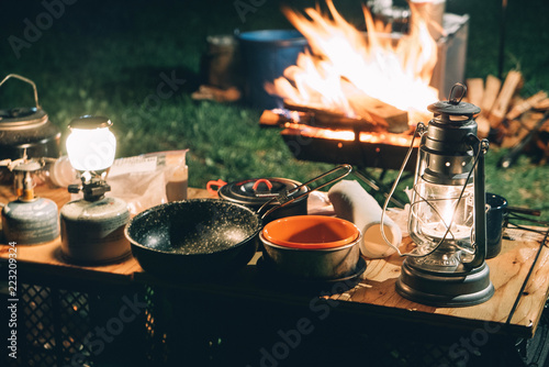 焚き火と夜のキャンプ風景
