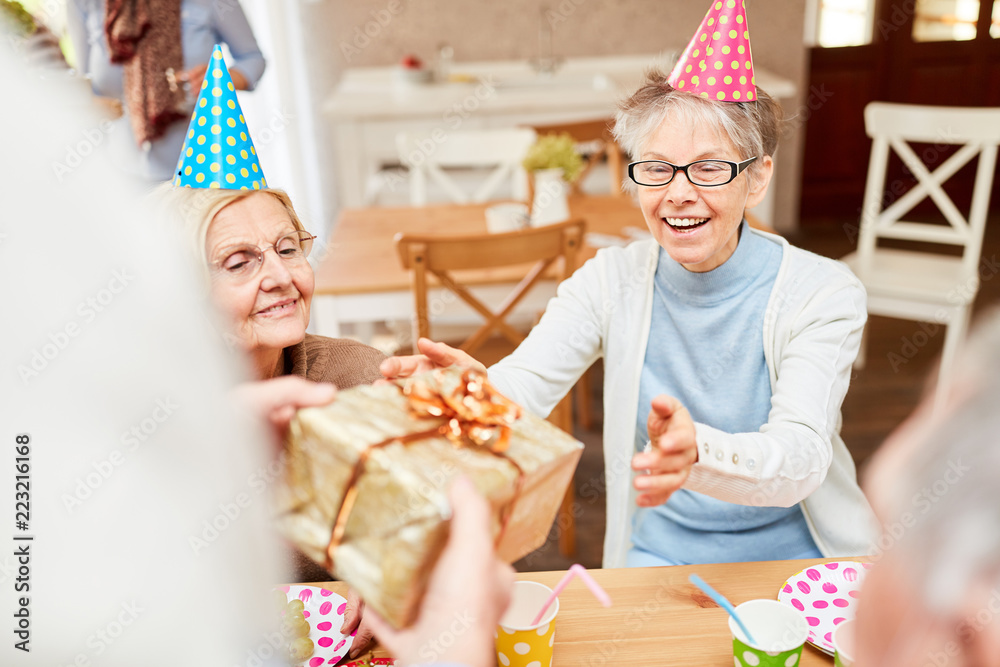 Alte Frau Geschenk