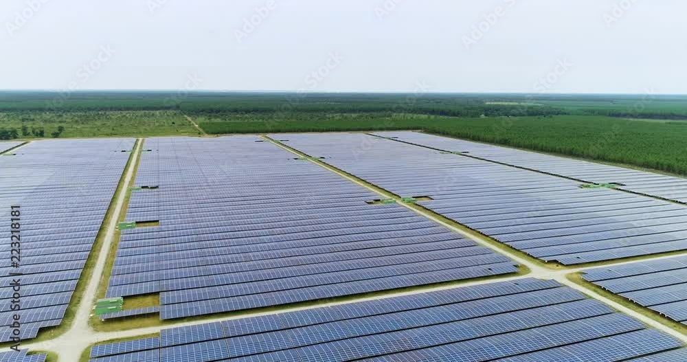 champs de panneaux solaire dans une ferme solaire