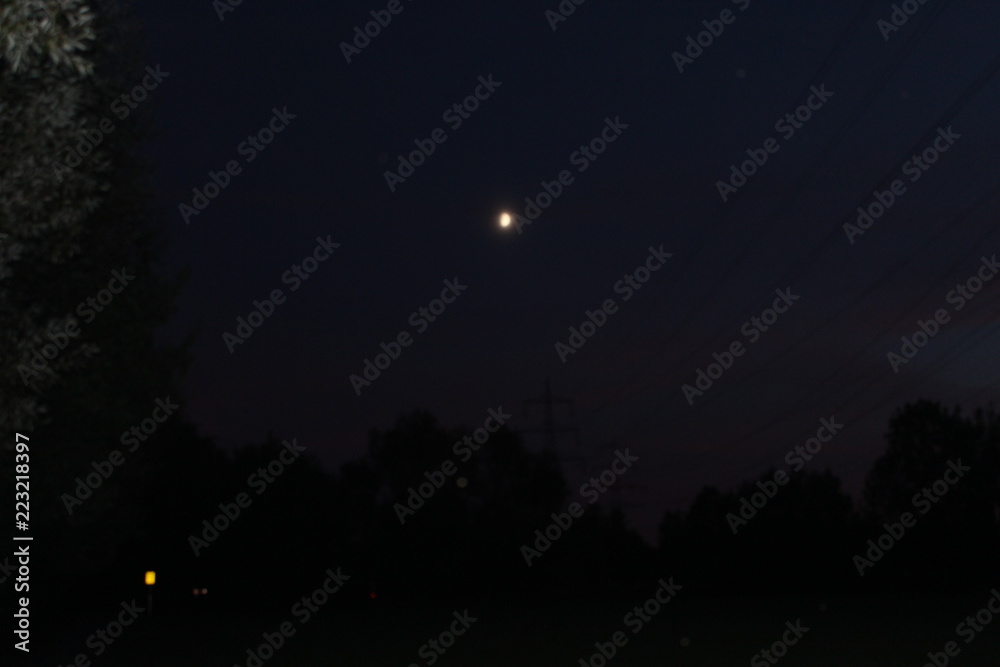 Fototapeta premium Schöner hellleuchtender Mond