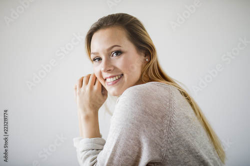 Glückliche junge blonde Frau 