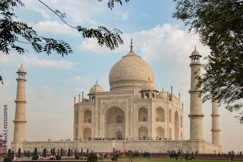 Obraz premium Taj Mahal looking majestic