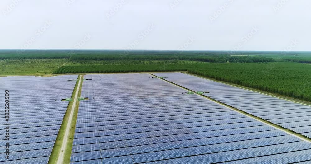 champs de panneaux solaire dans une ferme solaire