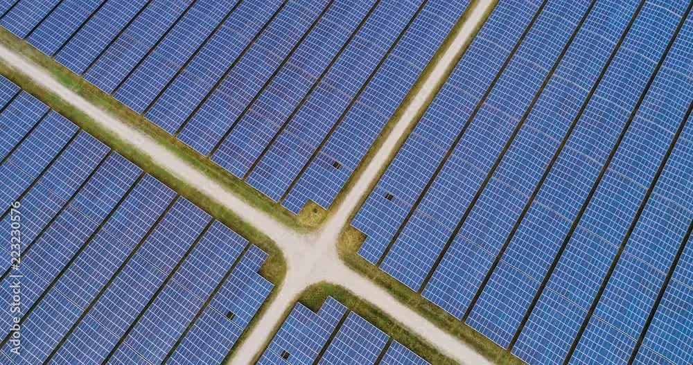 champs de panneaux solaire dans une ferme solaire