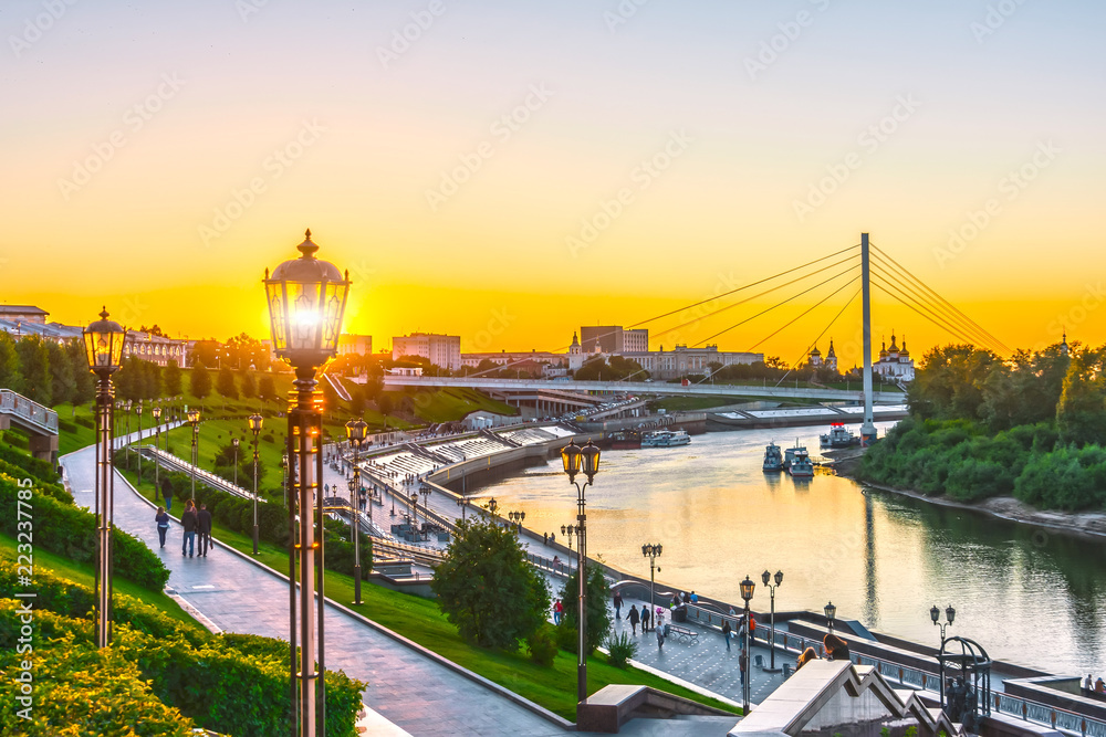 Φωτογραφία Embankment of the river with stairs and street lights at the summer sunset
