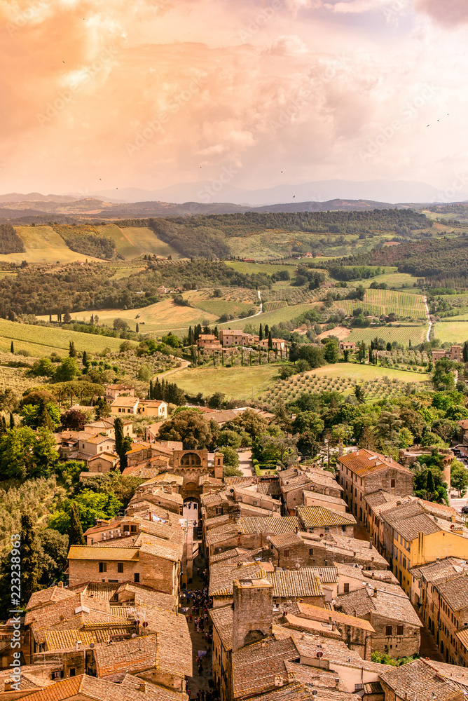 Φωτογραφία Aerial view of the historic town of San Gimignano with beautiful landscape scene